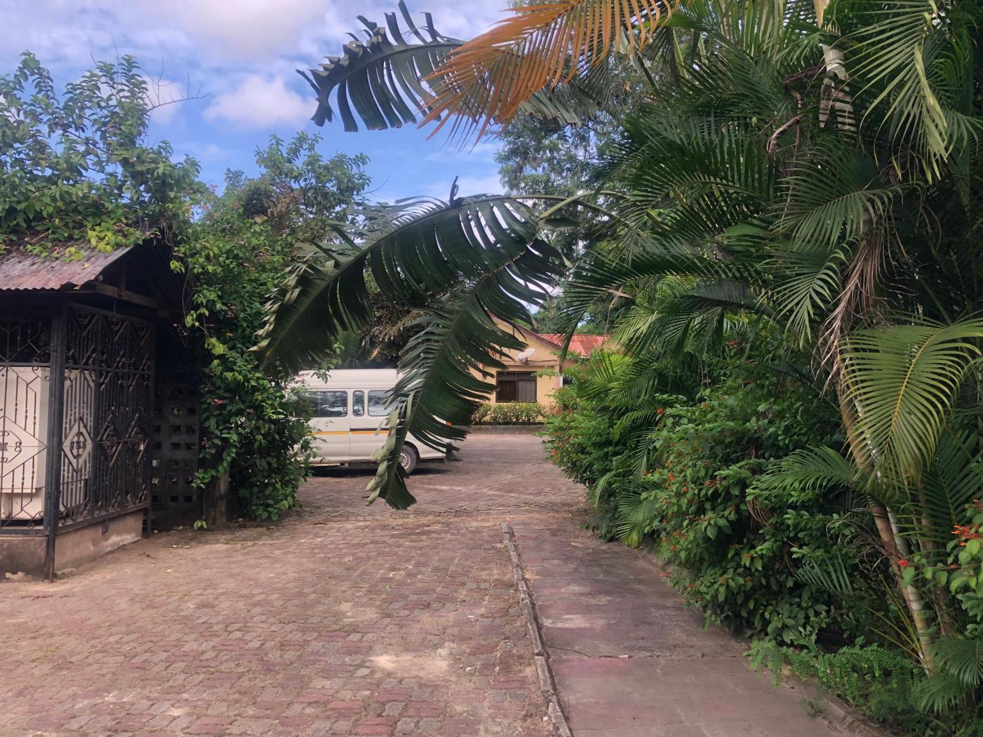 Tatys Homestay Dar es Salaam Esterno foto