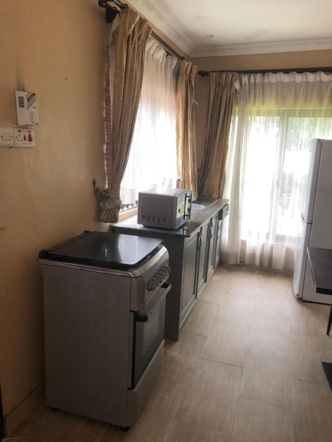 Tatys Homestay Dar es Salaam Esterno foto