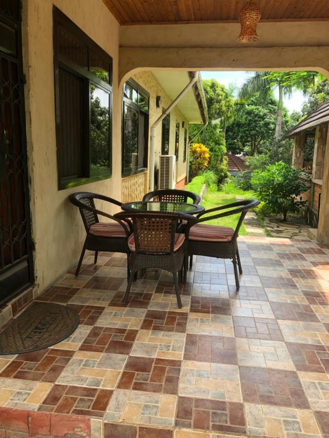 Tatys Homestay Dar es Salaam Esterno foto
